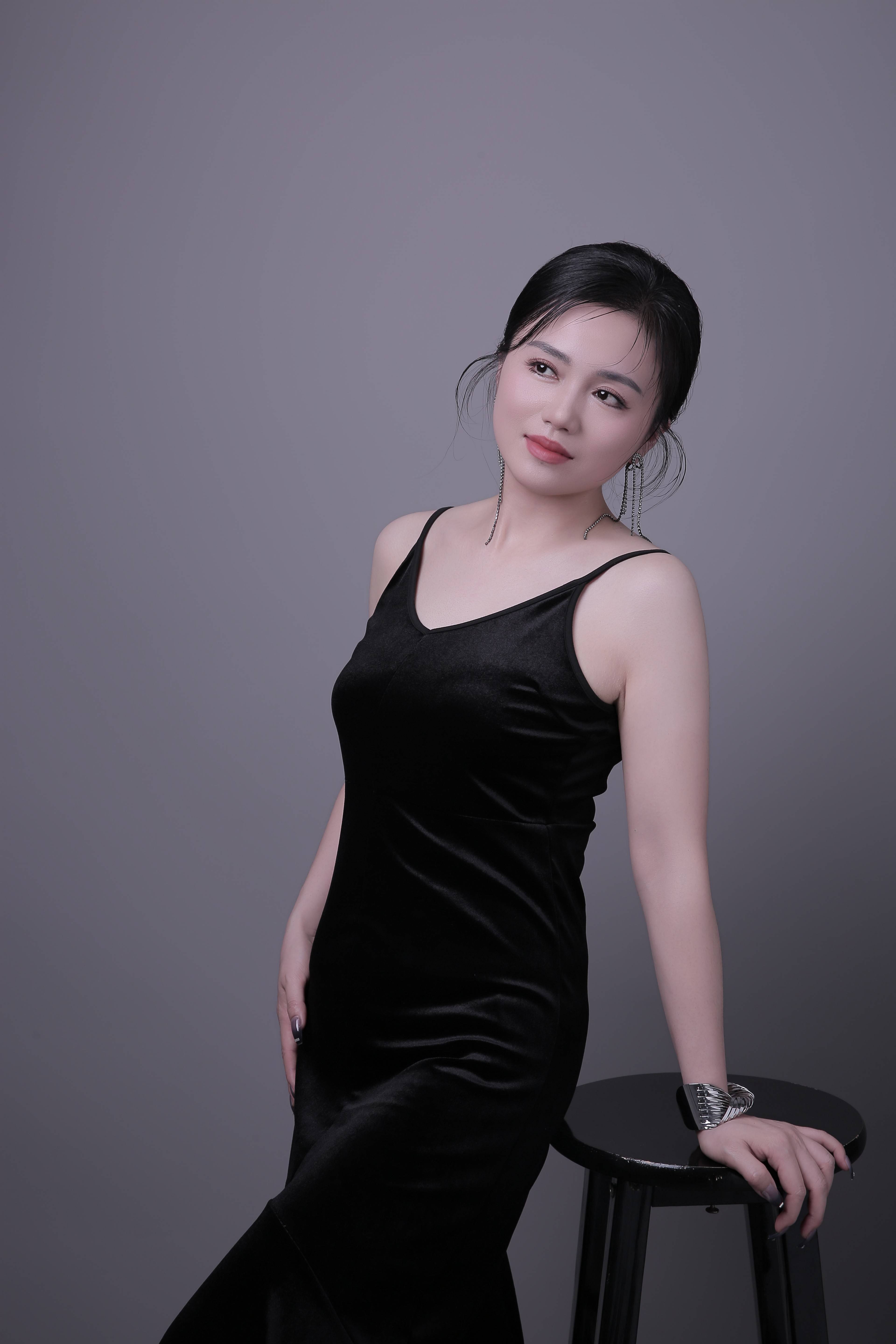 新星王洁:绽放自然之美的现代雅韵