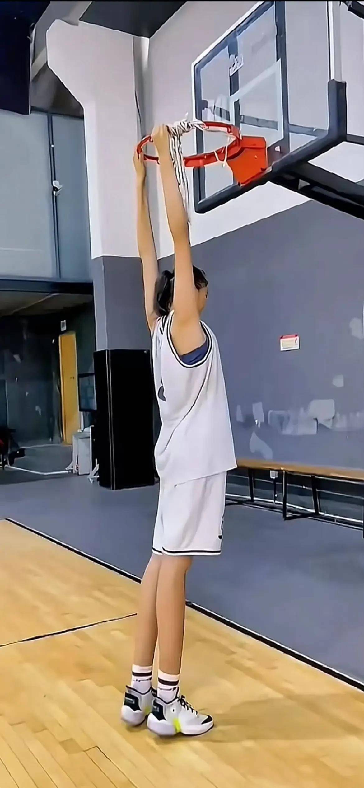 张子宇的喜剧篮球时刻一场让对手教练笑到无奈的身高碾压秀