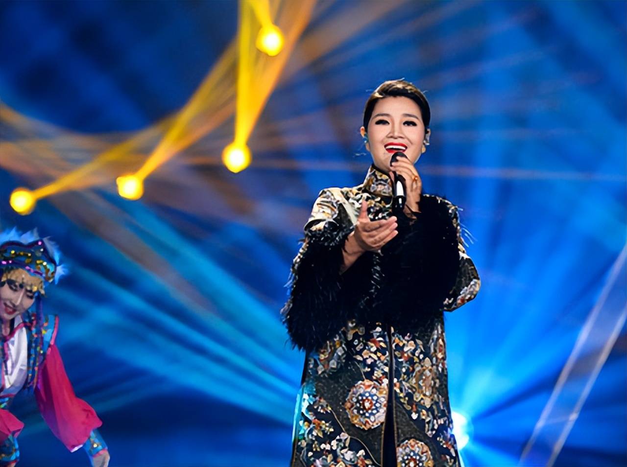 降央卓玛:婚后处处帮娘家,被婆婆当亲女儿,3个孩子都是婆婆带