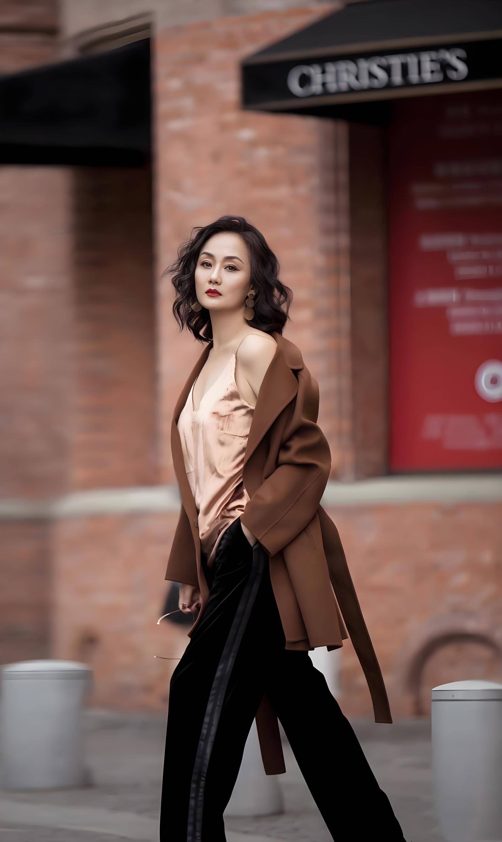 "儿子"是当红明星,"女儿"是奥运冠军,56岁的她才是人生赢家_李颖_母亲