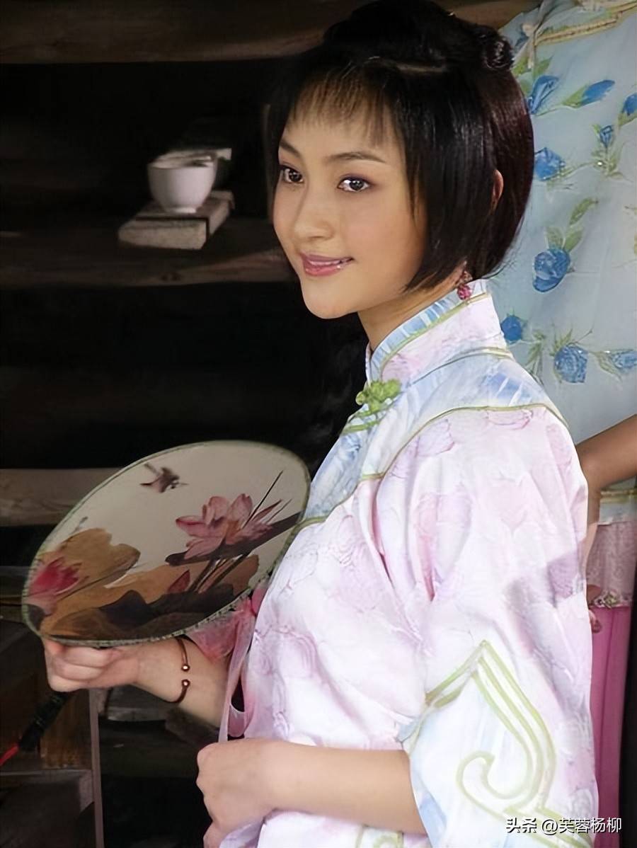 她可是演过"王熙凤"呀,如今面相大变,下巴尖眼神浊,大势已去_姚笛