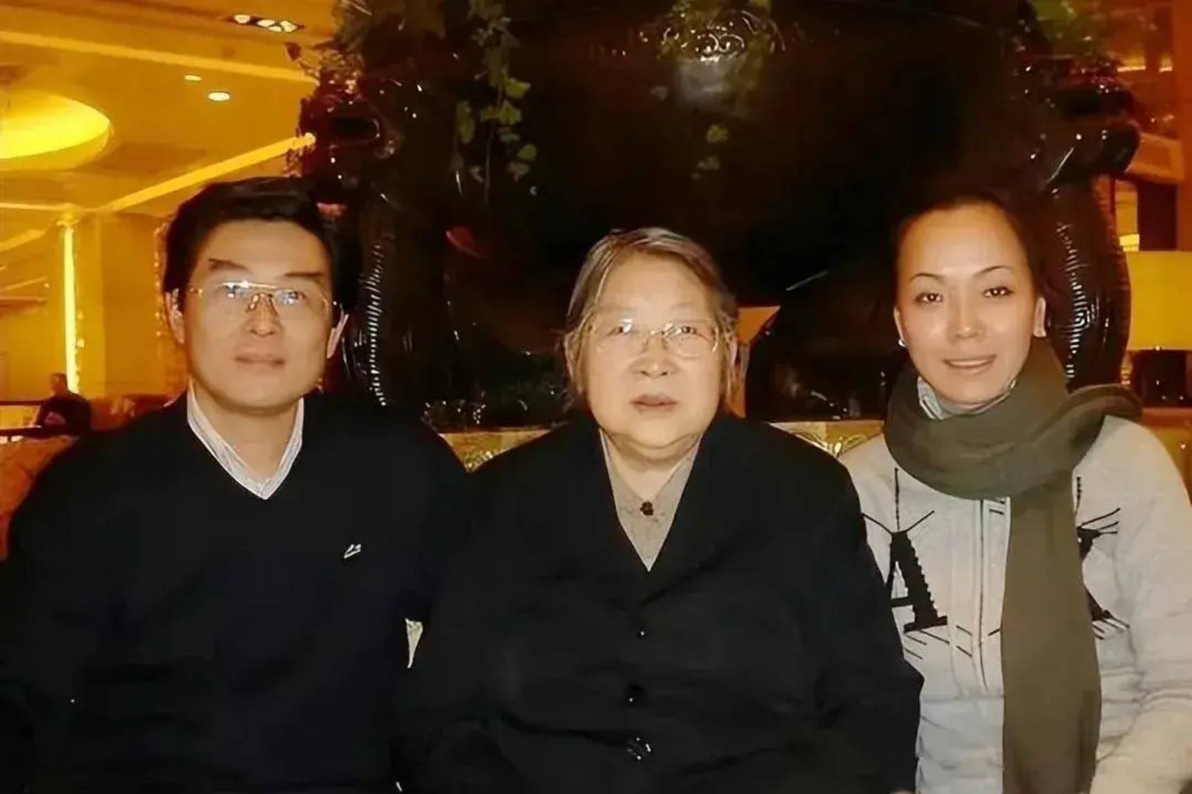 李敏和儿子儿媳的合影,孔继宁是唯一和毛主席生活过的孙辈