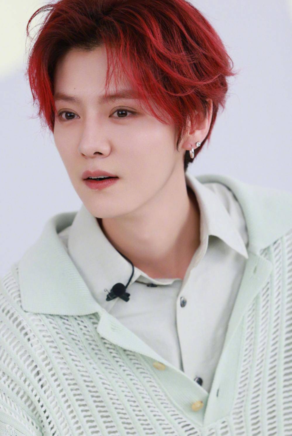 鹿晗国贸被偶遇,瘦了有10斤脸好小,戴10个耳钉打扮精致状态很好