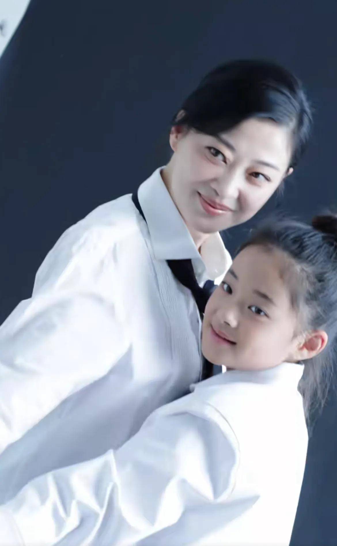 梅婷和女儿拍女神节美照11岁快快长得像妈有灵气一家四口同框