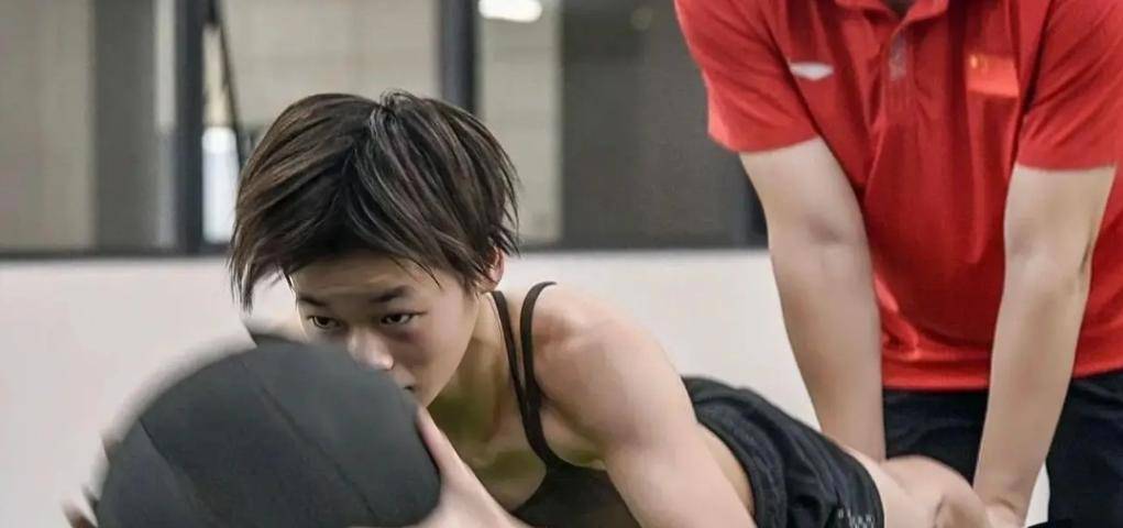 全红婵：从乡村女孩到奥运明星的逆袭之路，全红婵保送大学引热议，背后是汗水与坚持的故事