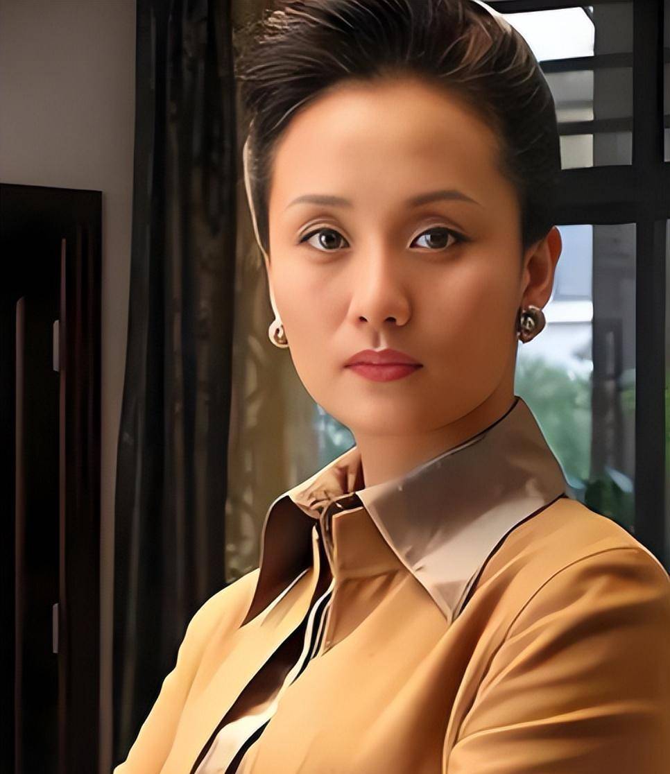 演阔太,养女儿,56岁李颖如何兼顾事业家庭?