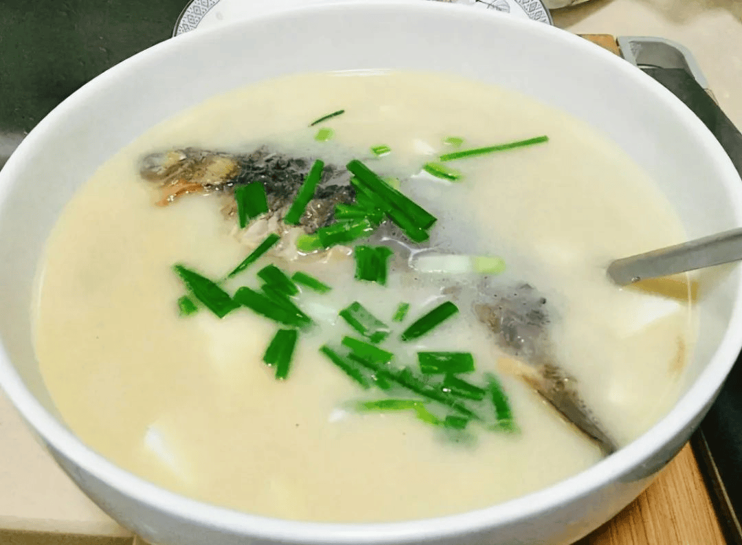 推荐菜谱:春菜鲫鱼汤"春分