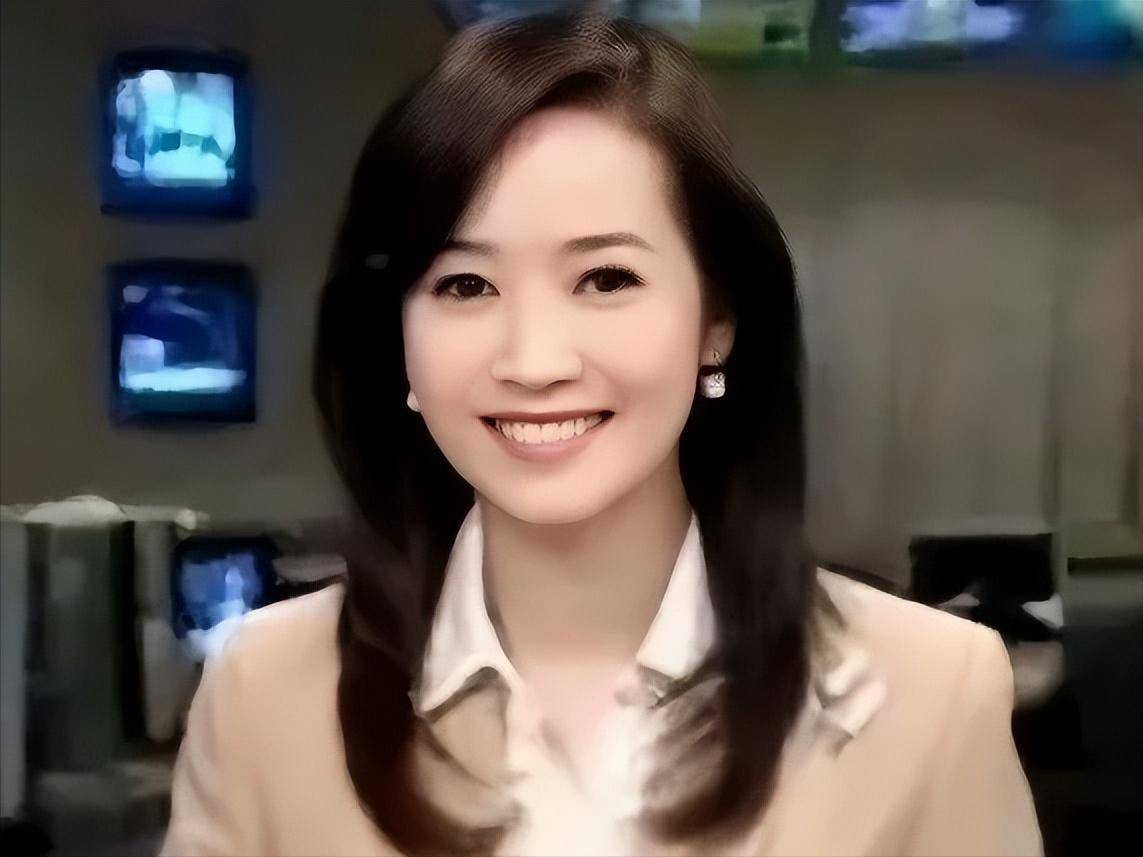 做新闻主播时期的侯佩岑,又端庄又美又甜,难怪能捕获观众的心
