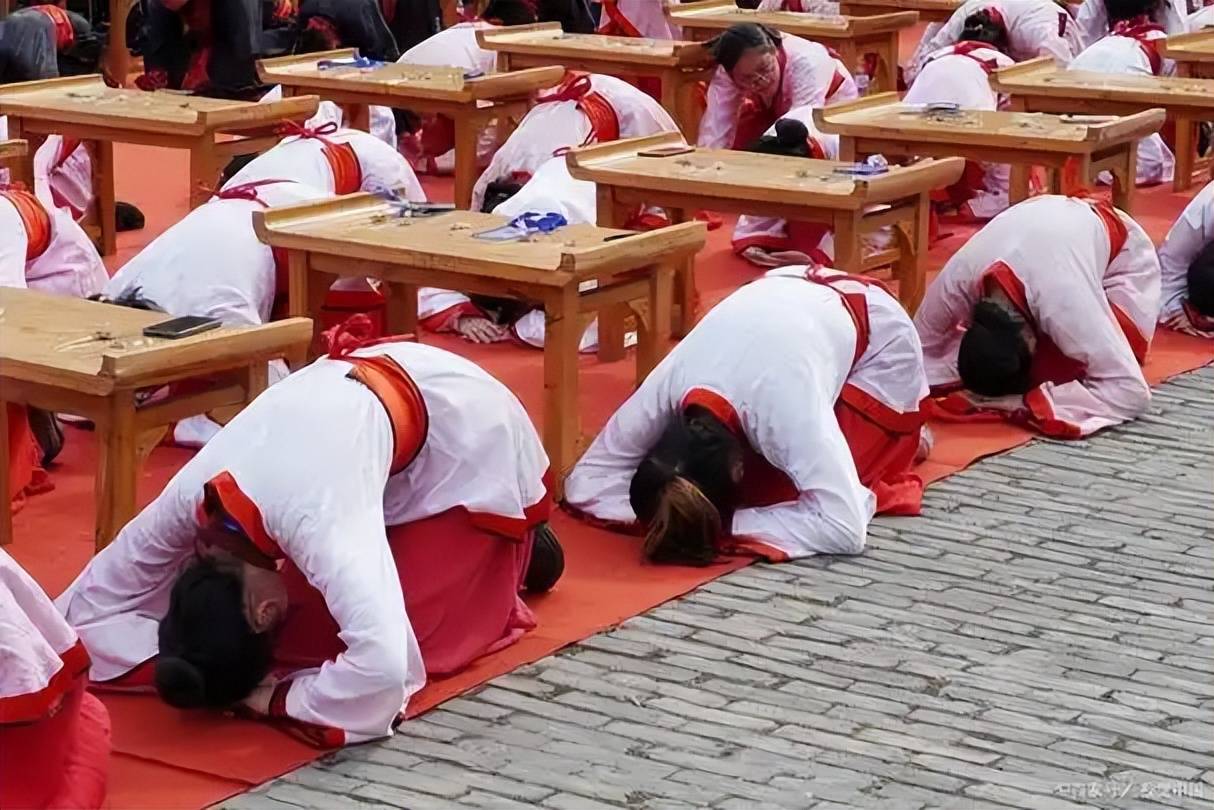 中国大学教授反讽:恢复老百姓向官员行跪拜礼,可增加官员责任感