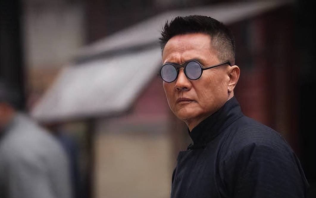 "老戏骨"张志坚:40岁北漂,62岁才爆红,娶平凡妻子,生活美满