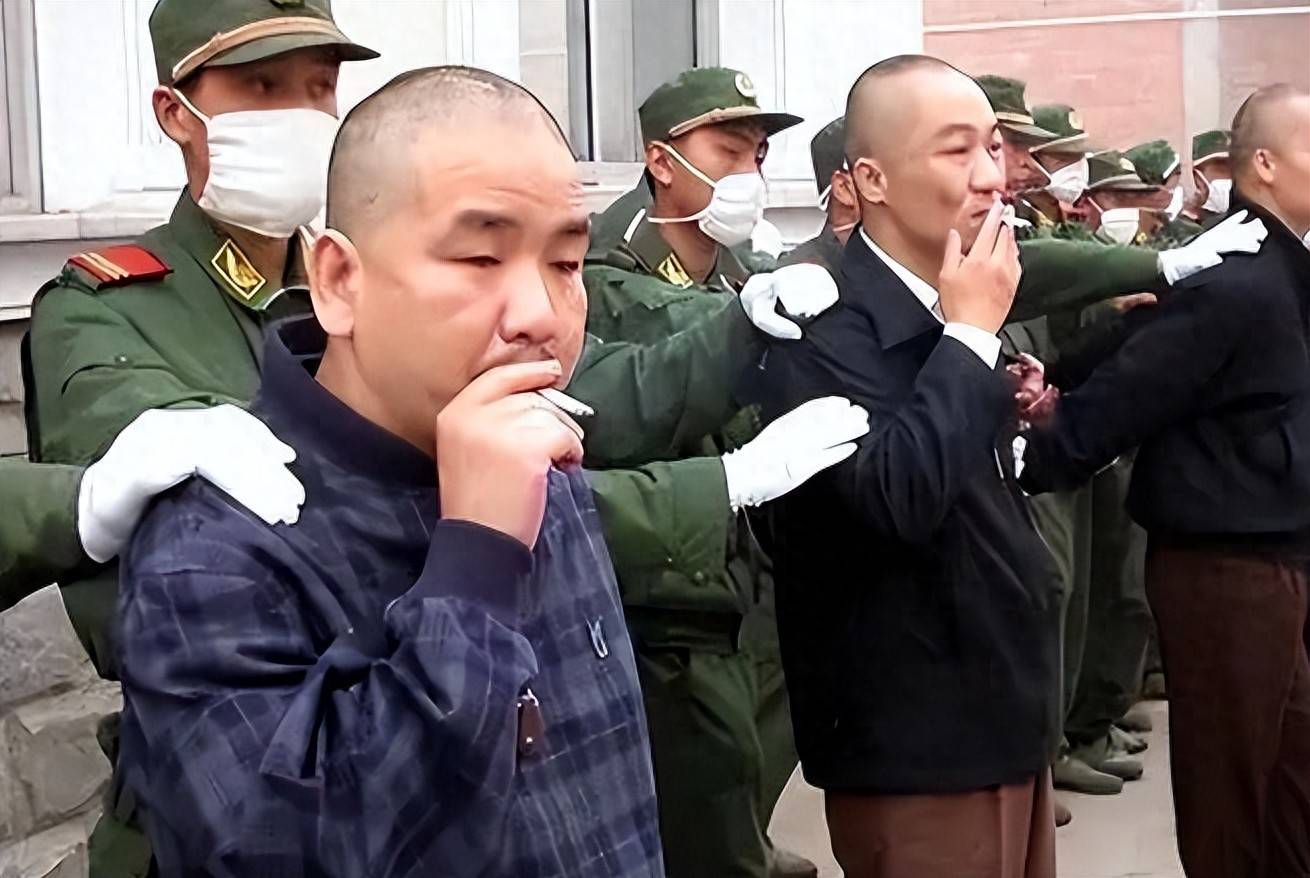 2003年,梁胜利枪决前颤抖抽烟,不可一世黑老大,目光呆滞等死