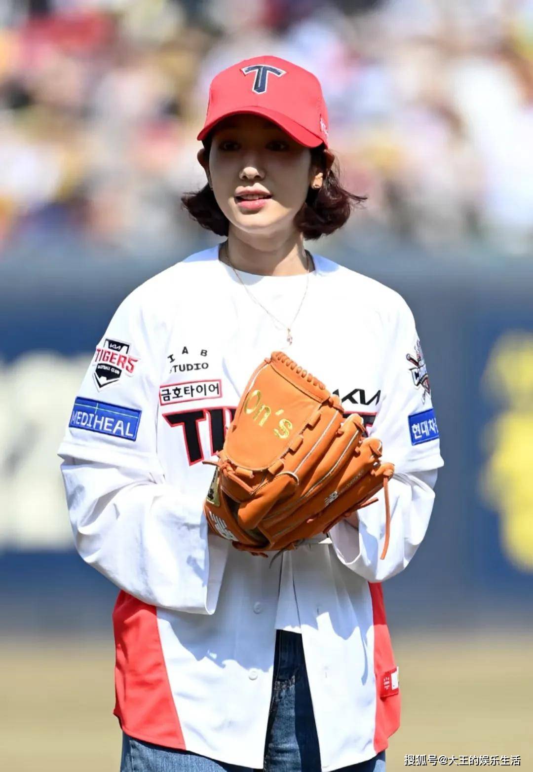 朴信惠为棒球开球,短发造型太显老,不仅颈纹明显还有双下巴