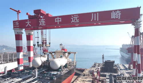 大连中远海运川崎新能源船舶新跨越，引领绿色造船潮流，大连中远海运川崎：首制双燃料VLCC储舱搭载，绿色造船再突破