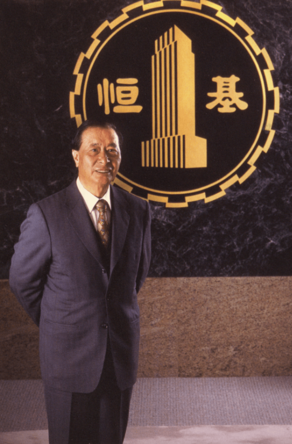 从"地产大亨"到"亚洲股神",他是唯一让李嘉诚忌惮的人,江湖人称"四叔"