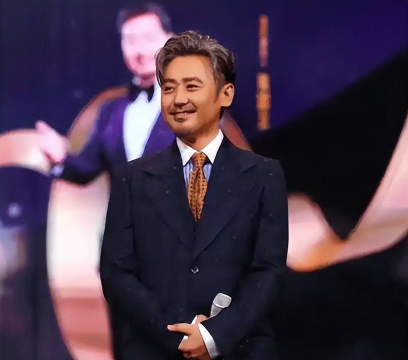 而唯一始终如一的,似乎只有吴秀波的妻子何震亚