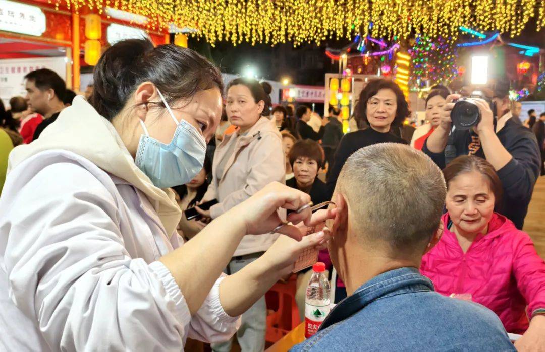 常宁中医夜市“春生篇”：公益惠民，推动中医药进社区，常宁中医夜市“春生篇”启幕，体验中医药特色疗法盛宴