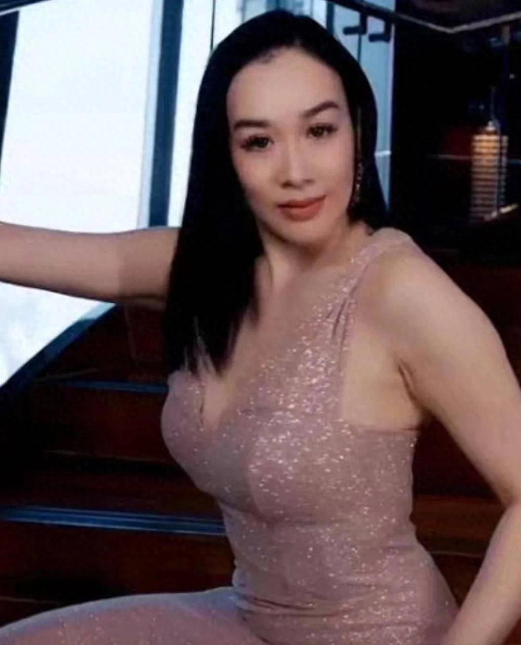 50多岁的钟丽缇,身材颇为丰腴,三次婚姻,其感情路丰富多彩