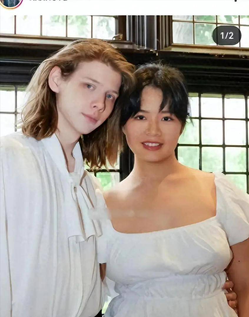 其次,就是许可馨那些秀恩爱的照片中,不少眼尖的网友都发现了很多日本