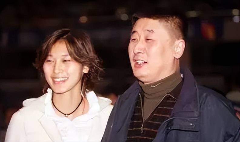 女篮美人隋菲菲:10年国家队核心30岁宣布退役,现在是上校和教授
