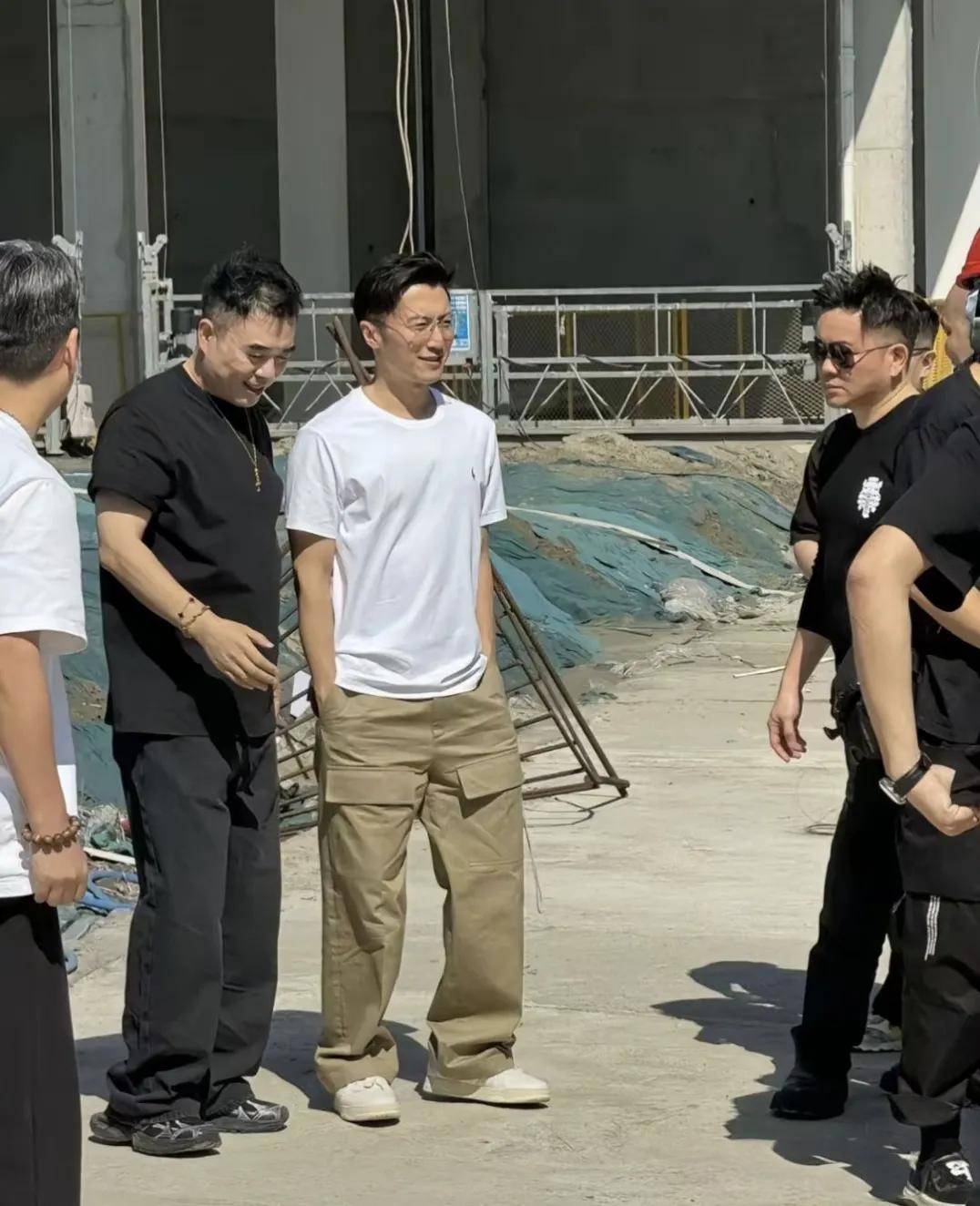 谢霆锋现身深圳工地，疑似为办公室选址！，演唱会筹备期，谢霆锋抽空深圳看在建楼盘！
