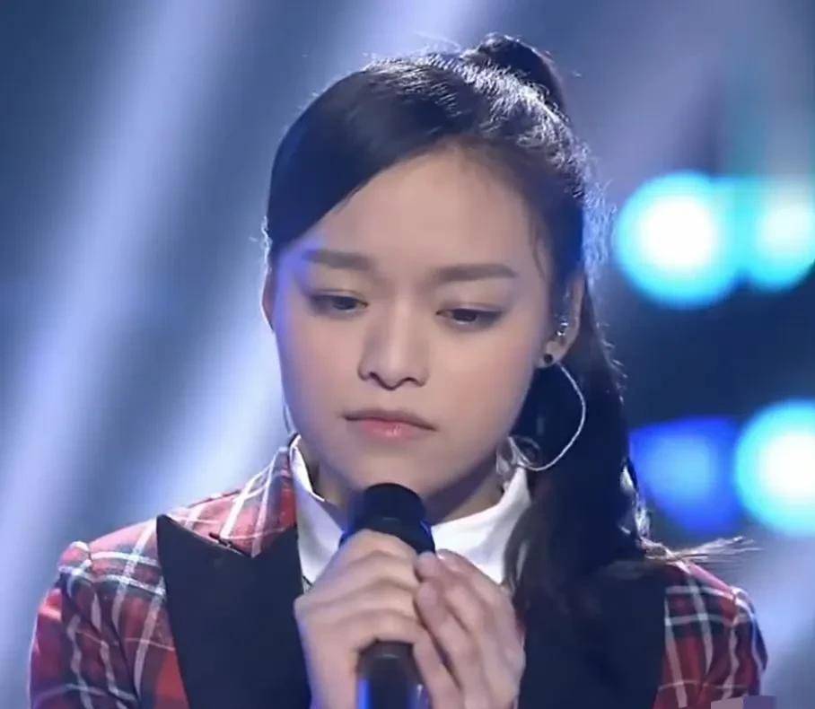 好声音》时期的圆润脸庞,到如今被网友称为"建模脸"的精致五官,黄霄云