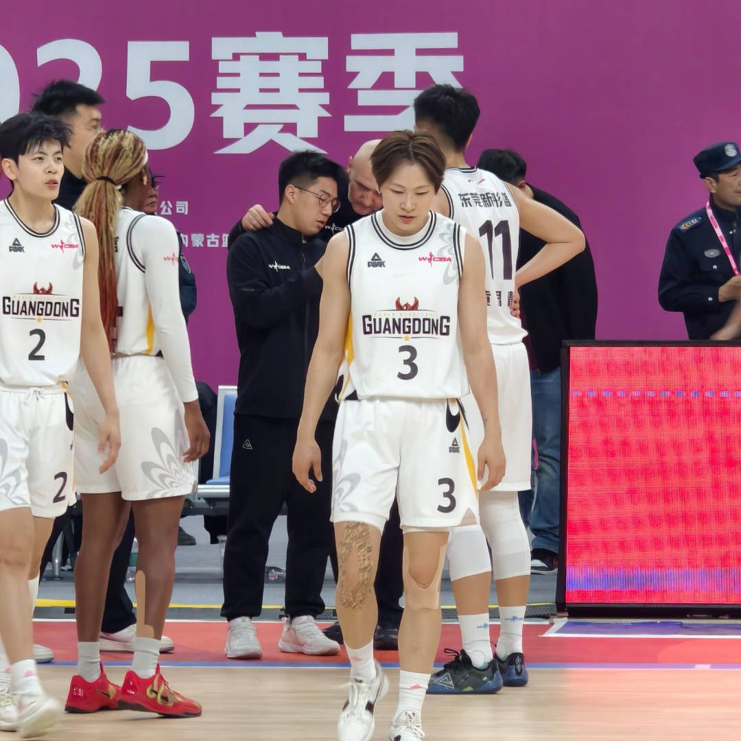 从低迷到巅峰，杨力维季后赛惊艳逆转！ 30岁杨力维WCBA季后赛满血复活，重燃中国女篮希望！
