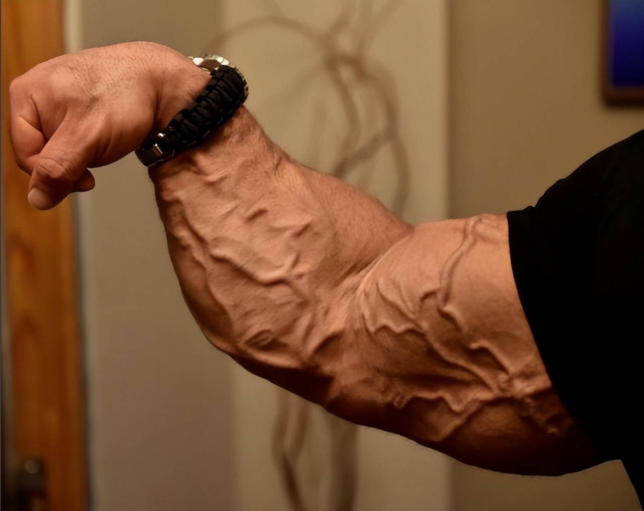 有人认为这是身体强壮的象征,仿佛是肌肉力量的外在展示;也有人将其视