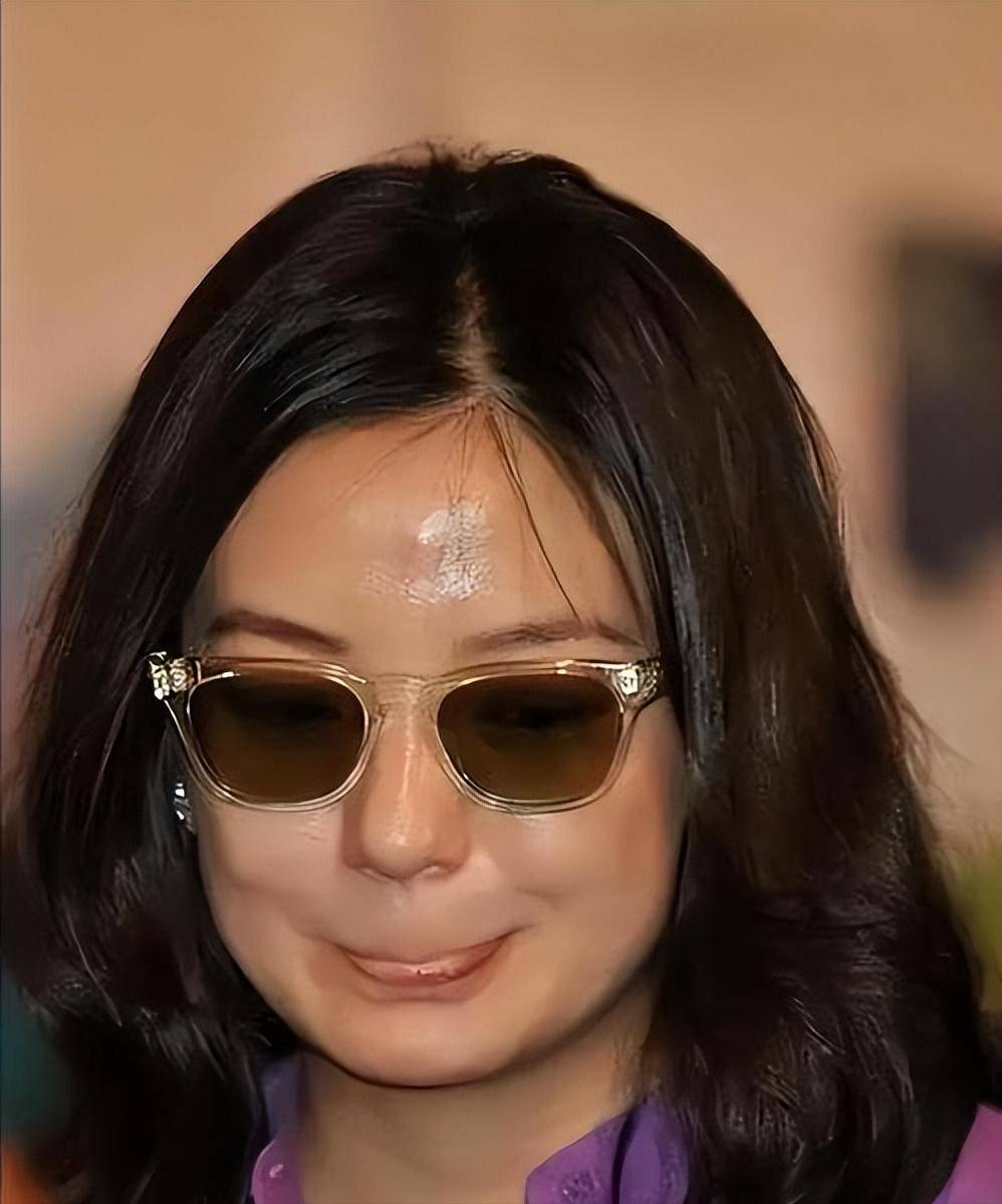 翻身无望!49岁赵薇再曝近况:事业失利婚姻破裂,换发型难掩憔悴