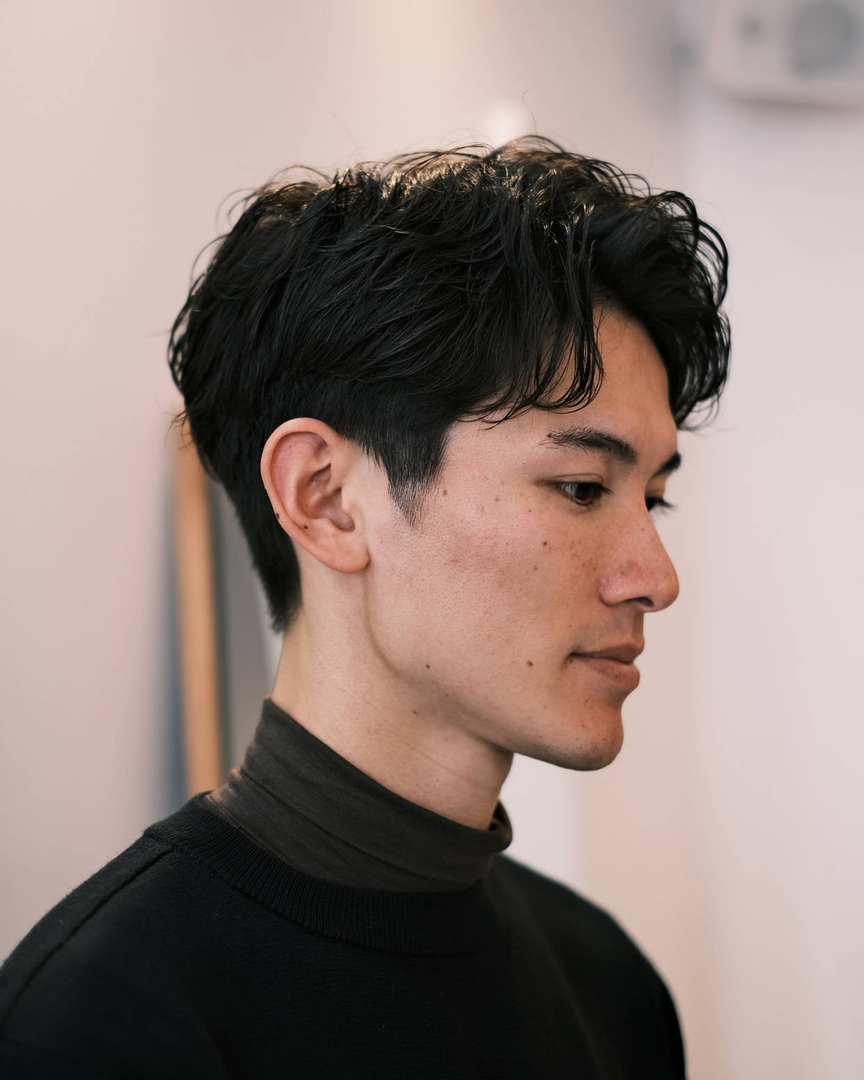 在选择发型时男士们可以根据自己的脸型发质以及个人喜好来进行搭配