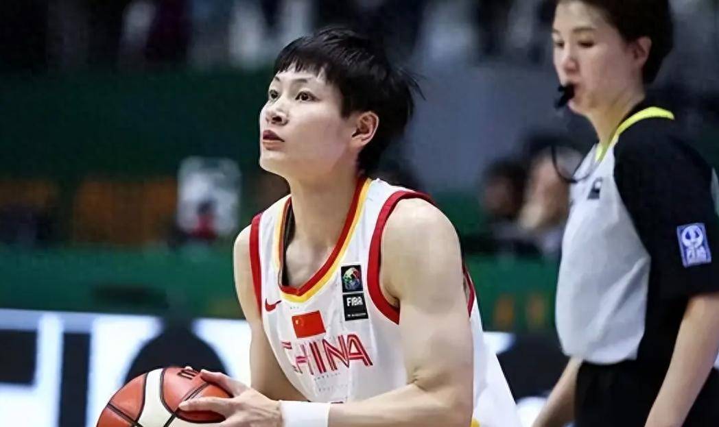 杨力维强势回归：30岁女篮老将带伤砍下25分，宫鲁鸣为何特别重用她？