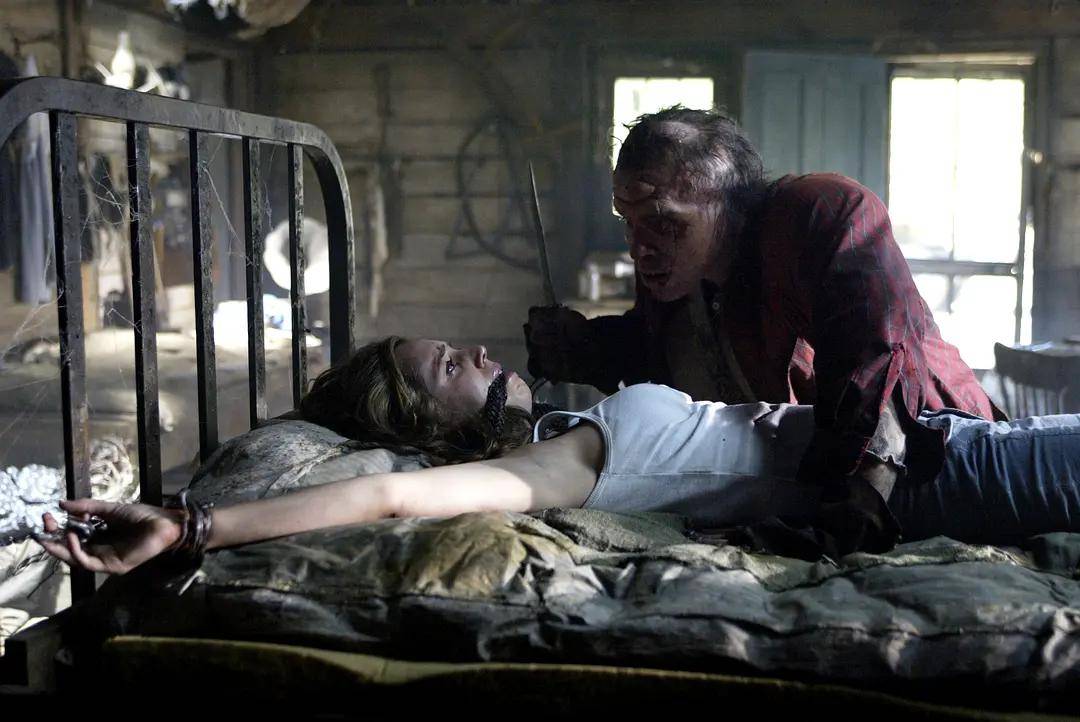 《致命弯道》:血腥丛林中的惊悚逃亡,探索未知恐惧的生死考验