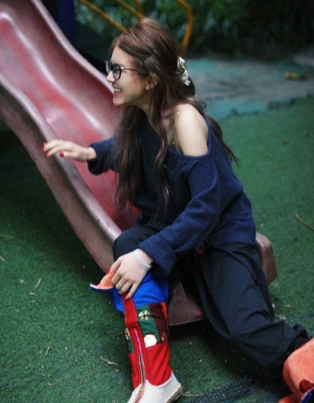 赵露思：打破娱乐圈精致人设的“赛博爷爷同款”女孩，赵露思：用真实踏碎娱乐圈完美假象