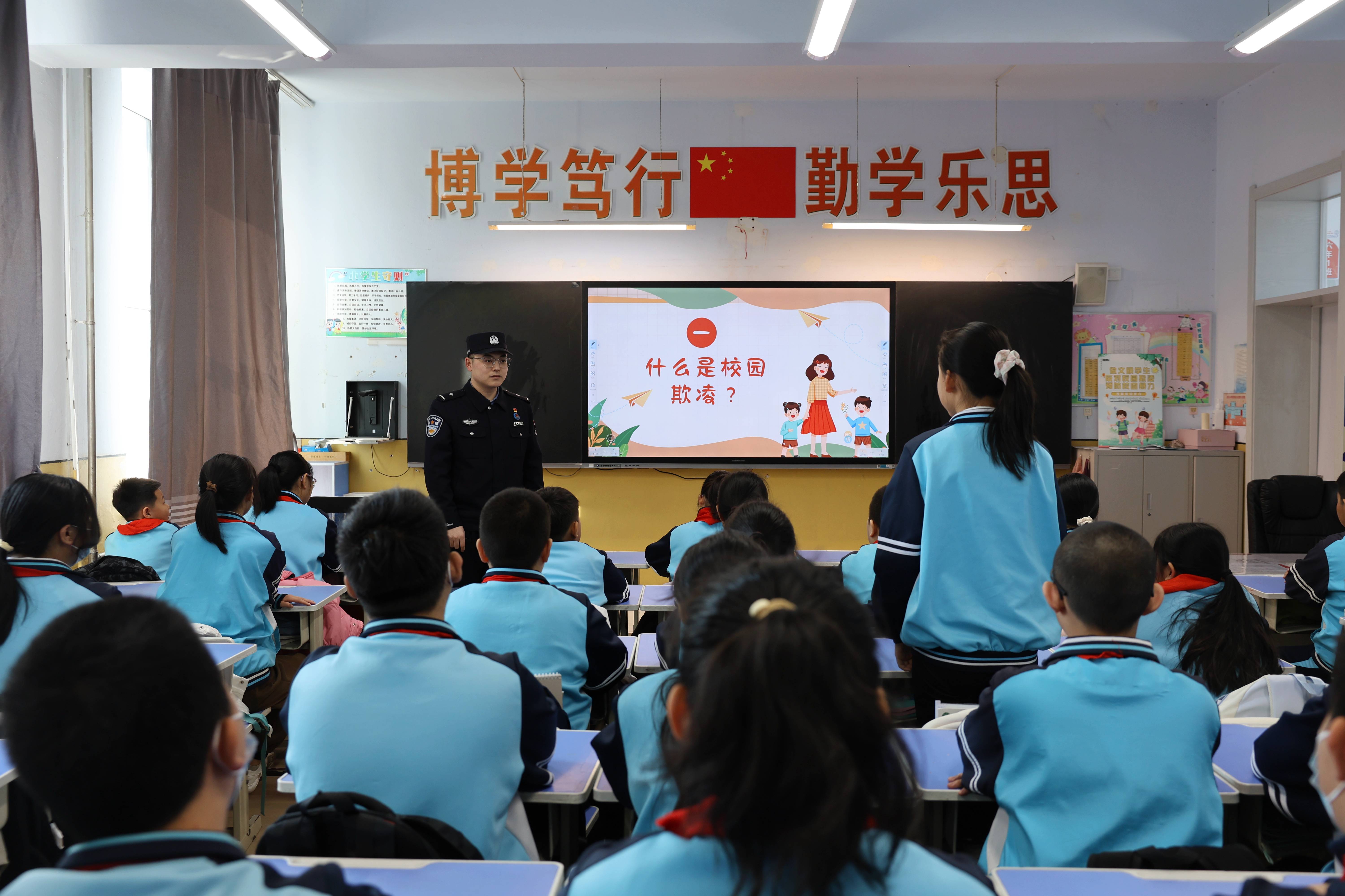 第30个安全教育日：黑河民警为小学生送上安全“大礼包”，31日安全教育日，黑河民警为五小学子筑牢安全墙