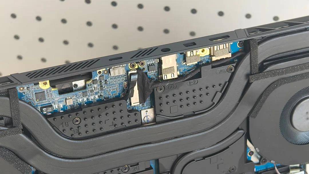 雷神猎刃s开箱 武装rtx5070ti独显 尝鲜2025最新游戏本!