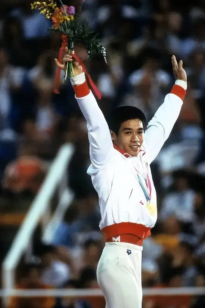 62岁李宁现状:一年狂赚30亿,63岁老婆气质好,儿女双全很幸福