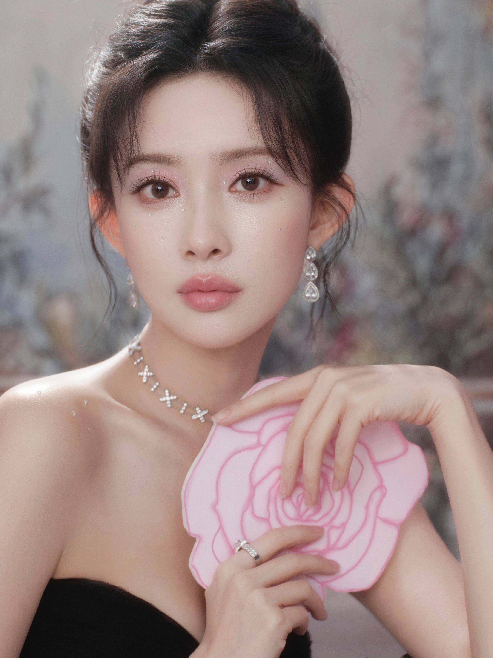 她将长发高高盘起这一发型让她迷人的肩颈线展露无遗