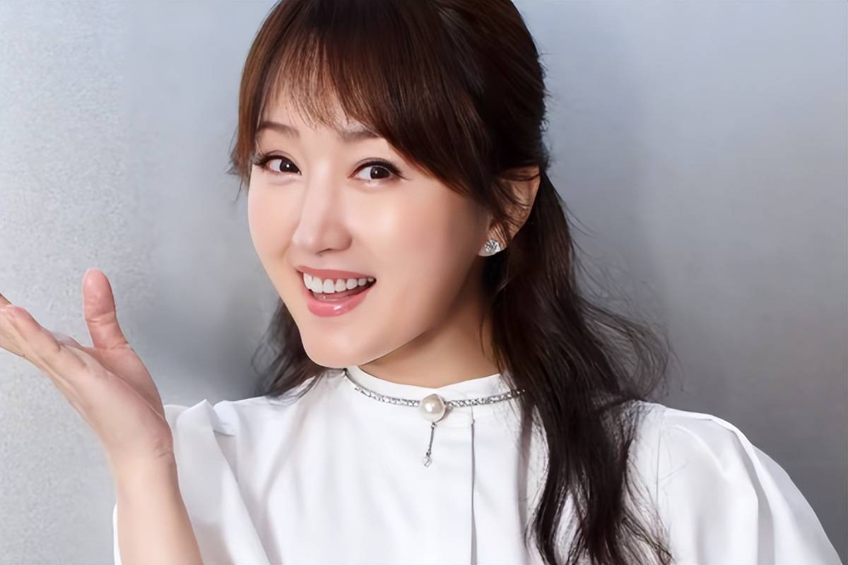 这一次,恐怕53岁的杨钰莹也没有想到,自己会因为小肚子备受争议