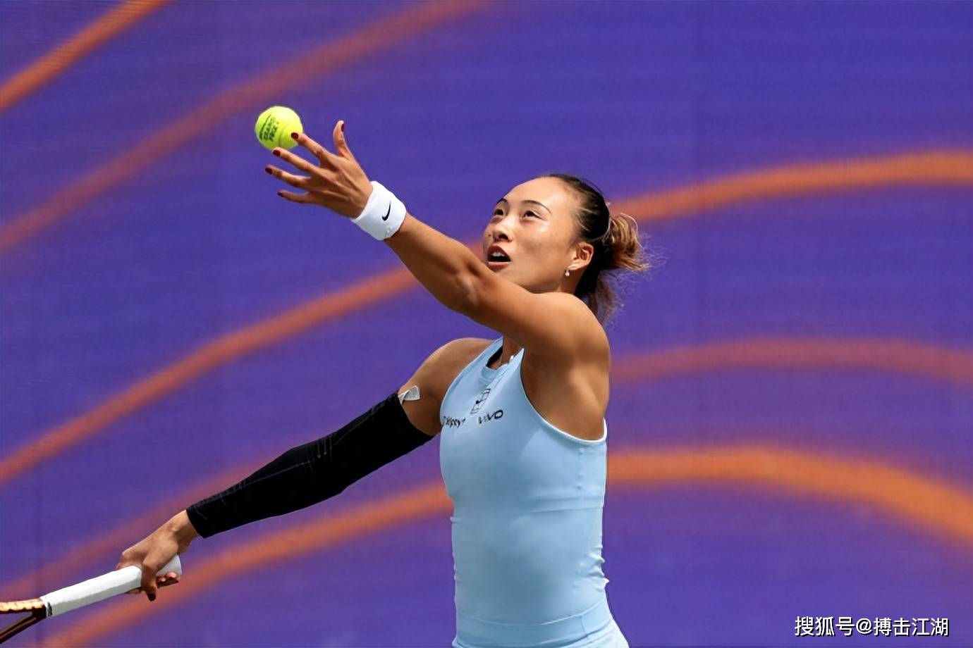 WTA500查尔斯顿站：郑钦文爆冷止步八强，亚历山德洛娃强势晋级