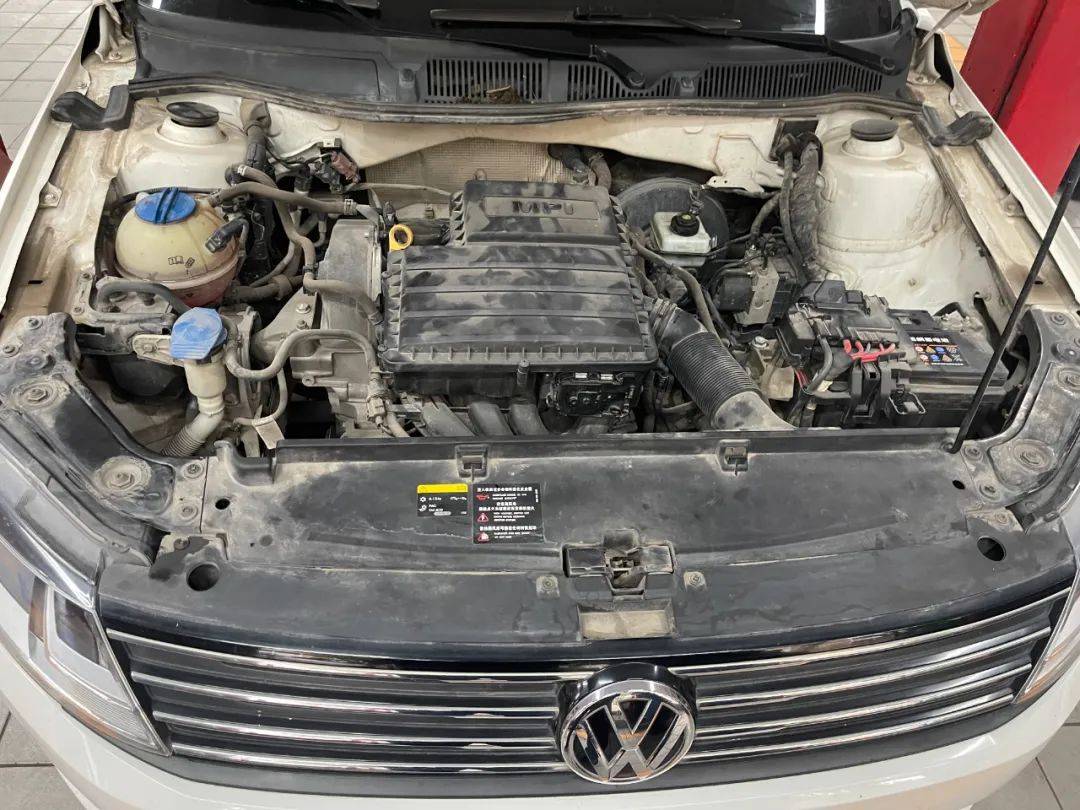 先看发动机舱,大众经典的自吸小排量发动机,匹配6速自动变速箱,故障率