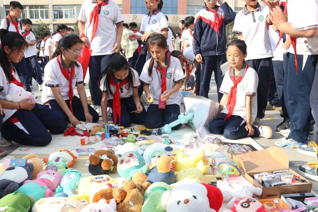 跳蚤市场乐无边 书籍交换笑开颜