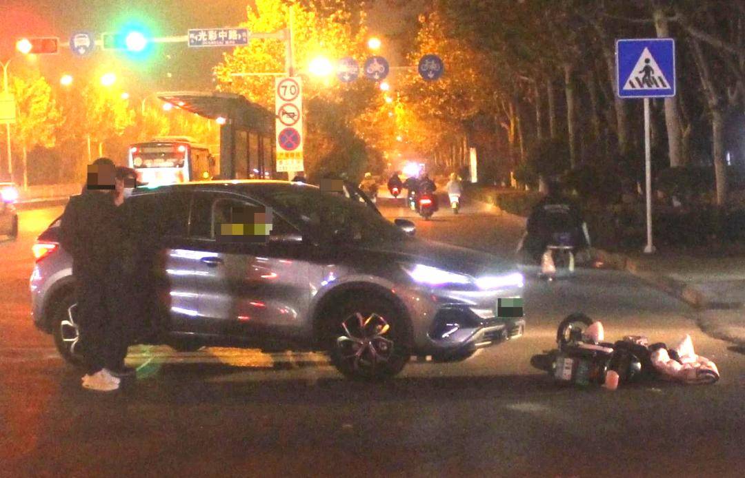 泰安发生交通事故,一电动车闯红灯撞上轿车,造成车损人伤!