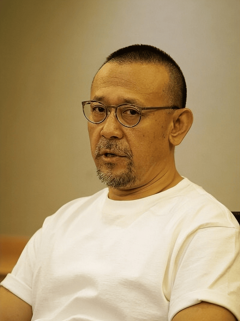 62岁导演姜文:30年只拍了7部电影,却能影史留名,他凭什么这么牛