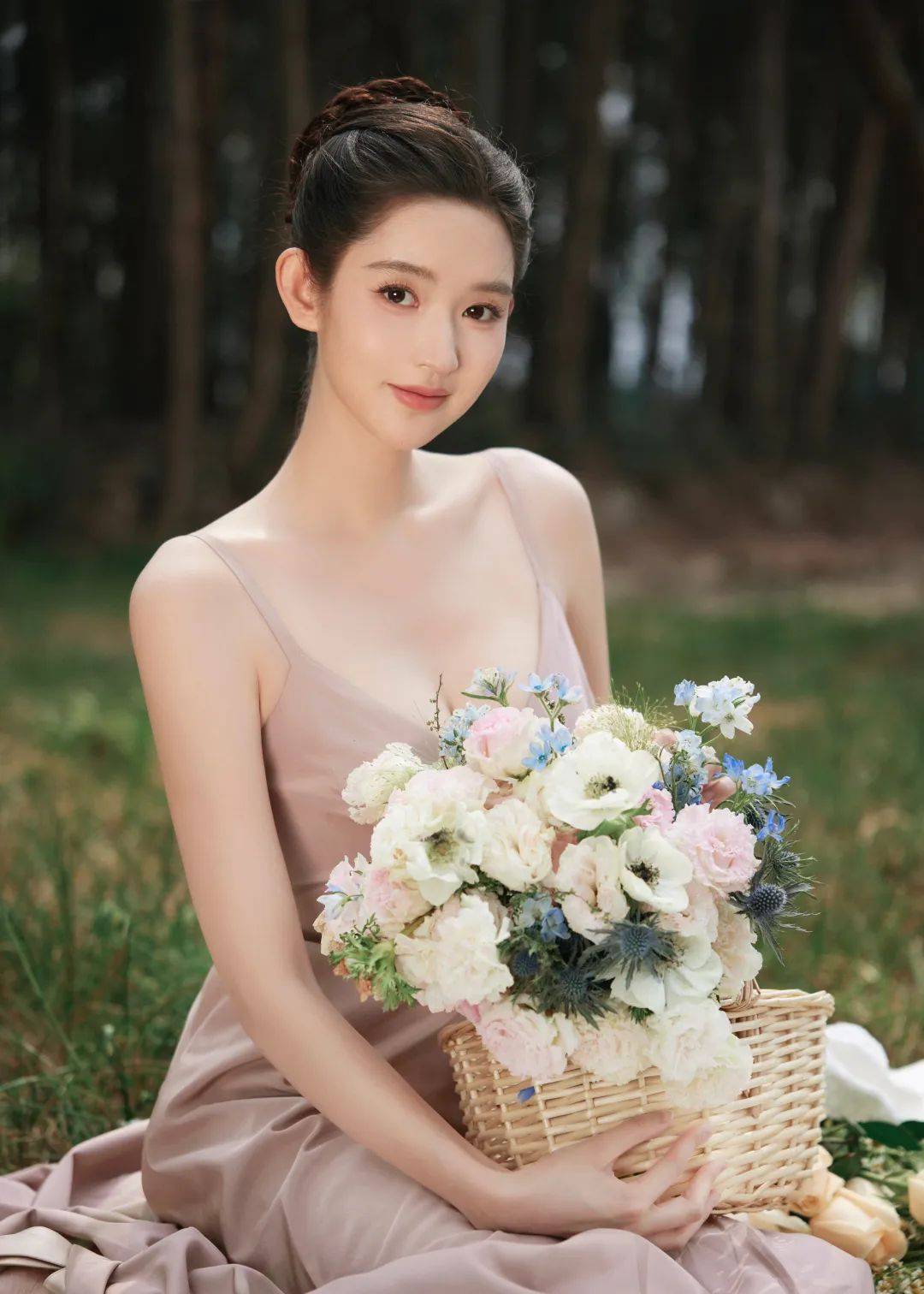 明星美女丨王玉雯捧花高清写真,可当壁纸