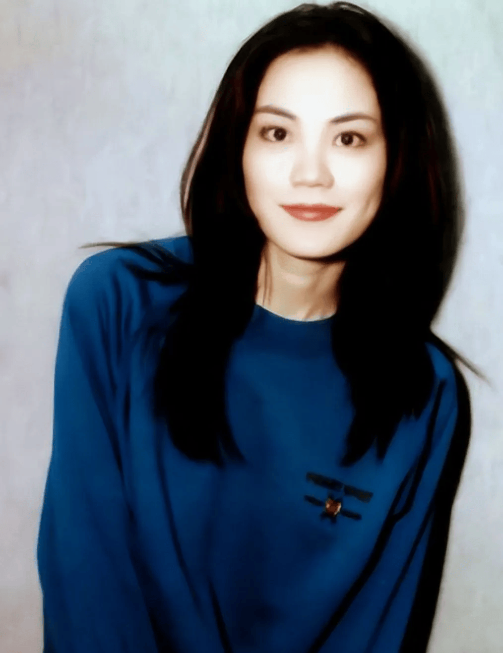 王菲年轻时长得太哇塞了,又美又灵动,真的是被嗓子埋没的美貌!