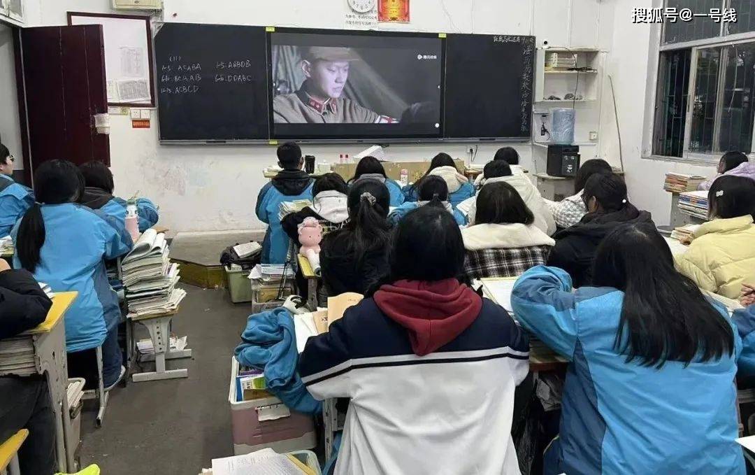 淮滨二高:践行雷锋精神 绽放青春光彩
