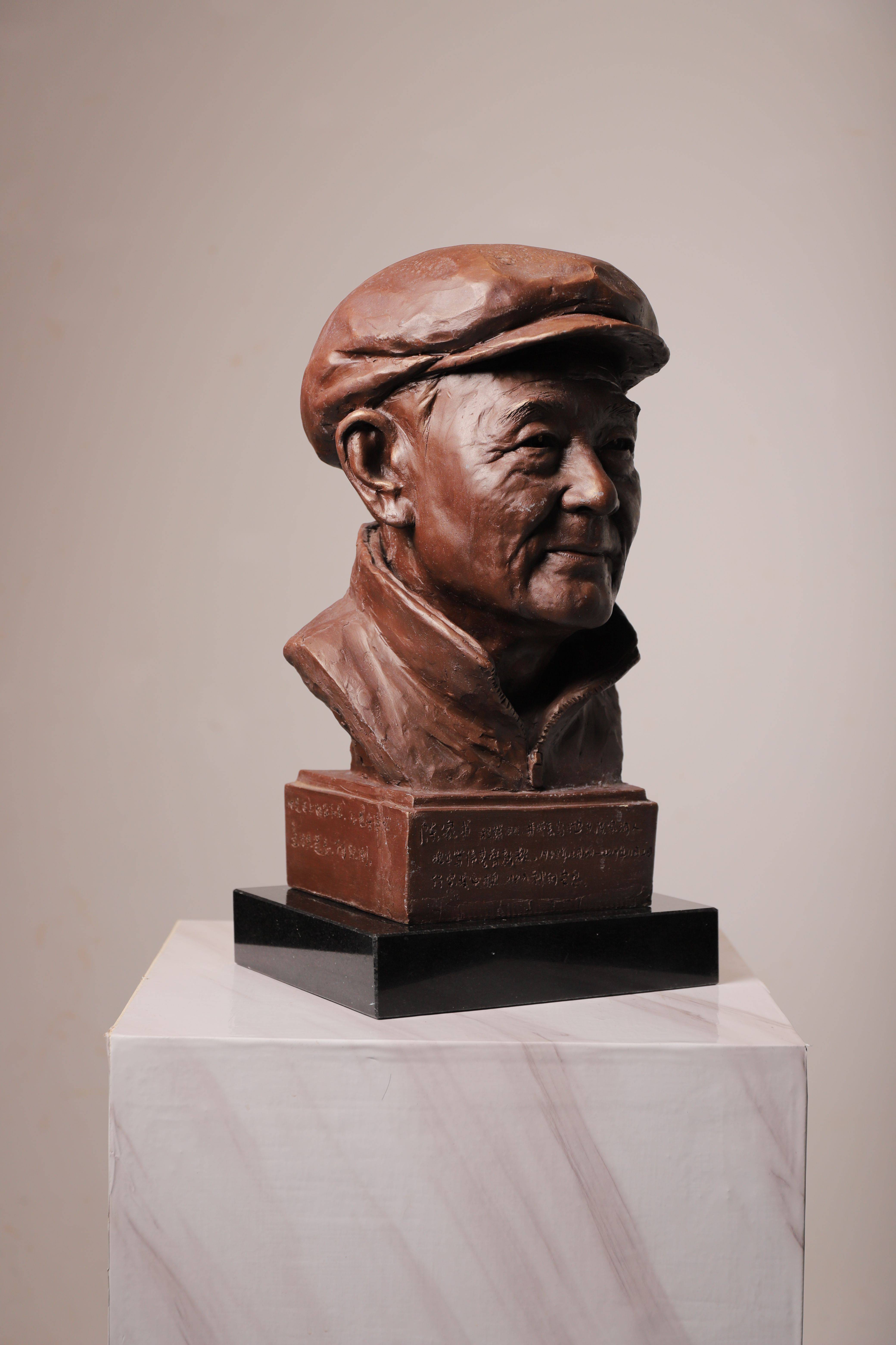 为陈先生父亲塑像,用雕塑对抗遗忘!