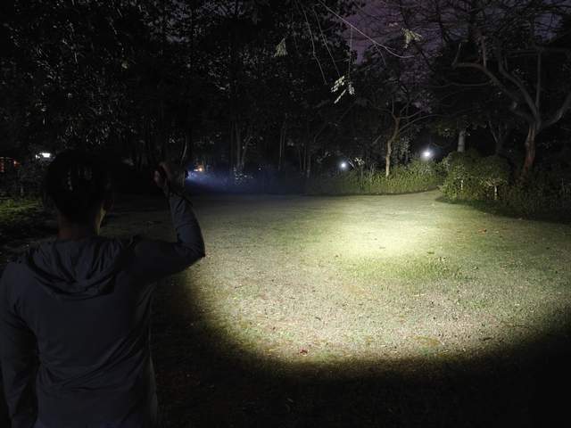 菲尼克斯 TK17 战术手电：暗夜中的光芒利刃