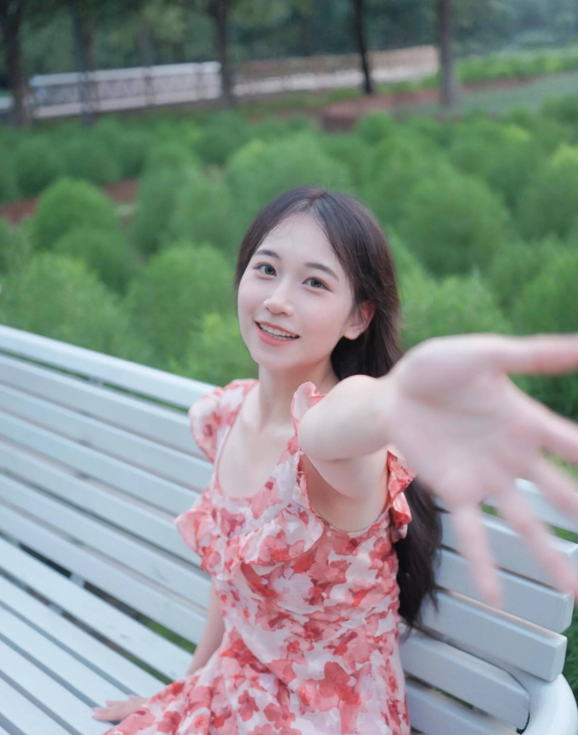 晨光微露美丽女子草地上摄影