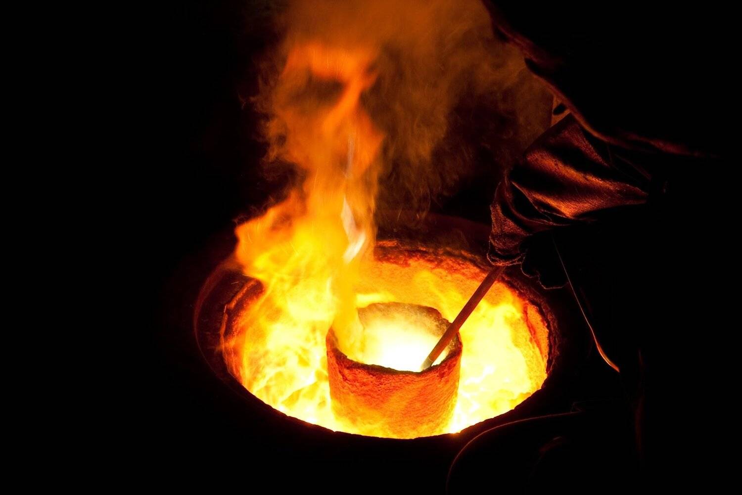 坩埚到底是啥?几千度的钢水都无法熔化它,3000年前我国就有了