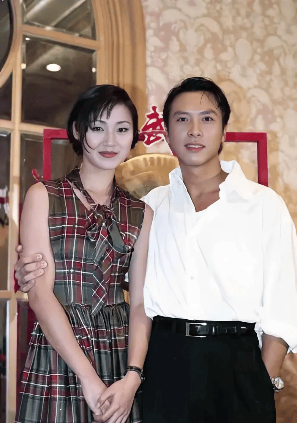 62岁甄子丹与娇妻秀恩爱,21岁女儿甄济如越来越有女明星气场